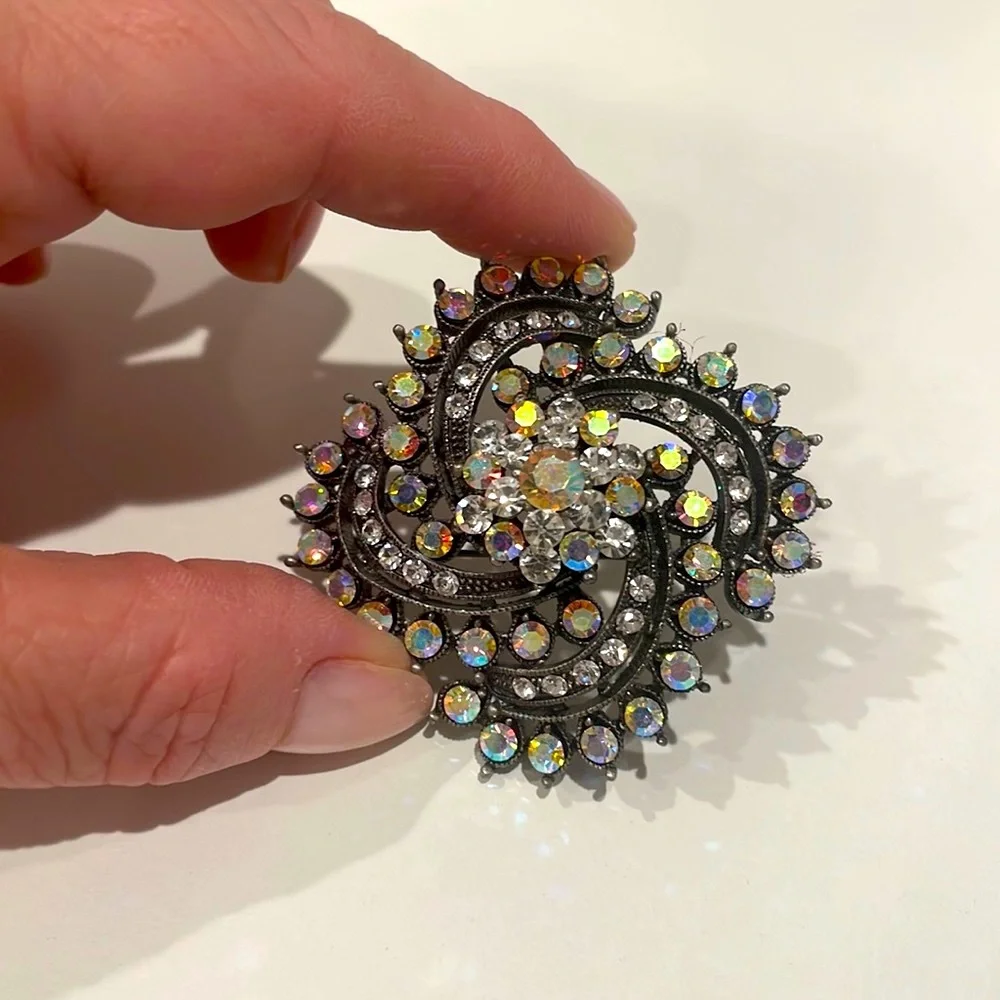 Vintage Rhinestone Flower Brooch. EUC